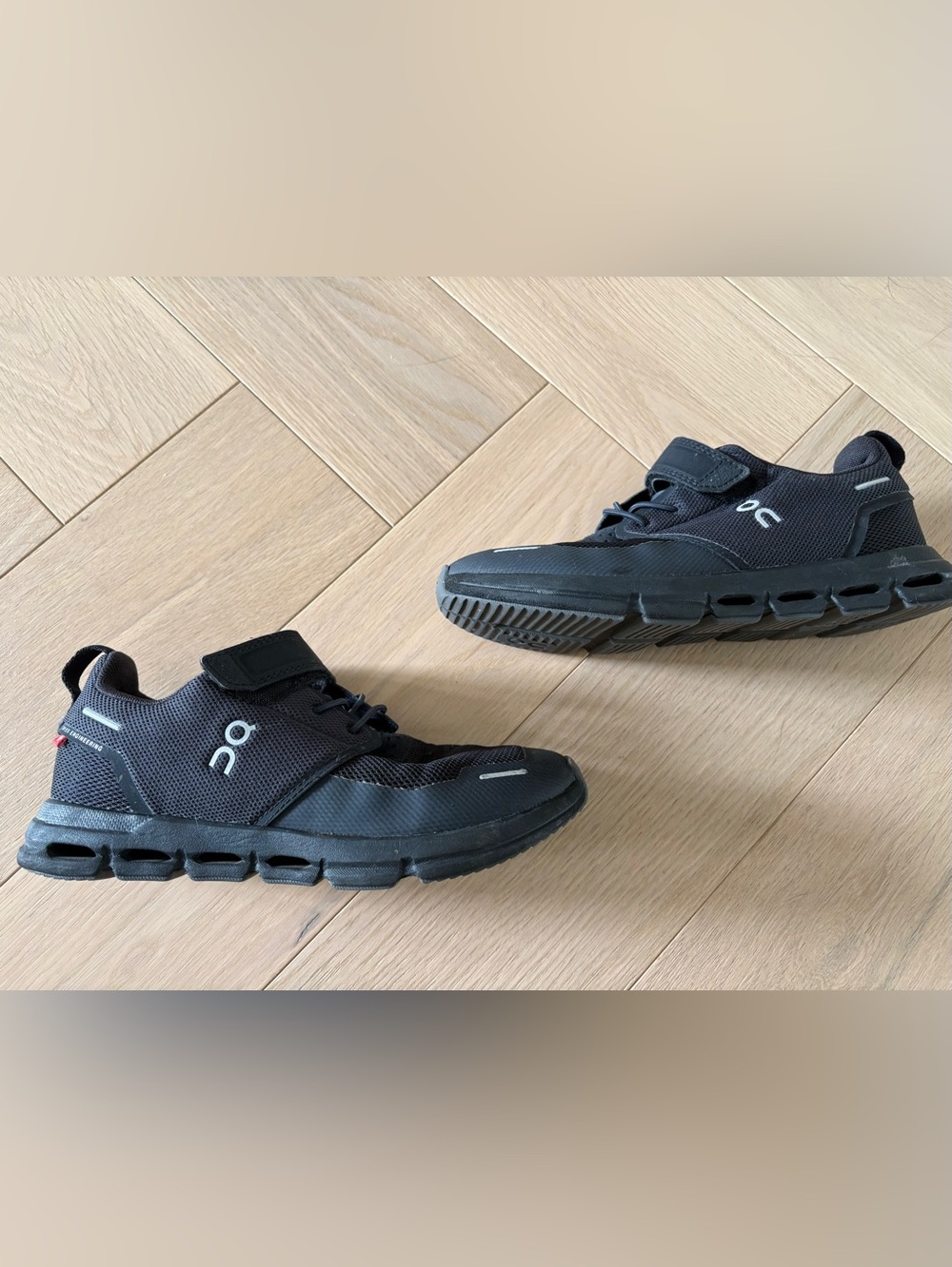On Cloud Play Youth Black Sneakers Unisex Girls Boys Shoes Sz 2.5 Running Walk